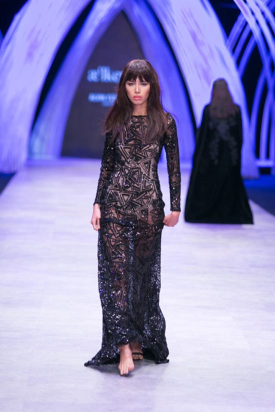 Quán quân Next Top Việt lộ ngực vẫn bình thản trên sàn diễn